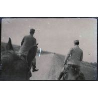 8-9-1915. Capitaine Vergnaud, lieutenant Gautier au trot sur la route de Forestière. [légende d'origine]