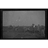 10-1915. Gouy. Abris en béton armé. Fabrication des grilles de l'armature. [légende d'origine]