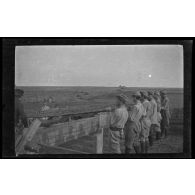 [10-1915. Gouy. Abris en béton armé]. On les monte. [légende d('origine]