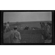 [10-1915. Gouy. Abris en béton armé]. On les pose. [légende d'origine]