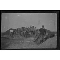 10-1915. Gouy. Abris pour mitrailleuses en béton armé. Coulage du béton. [légende d'origine]