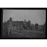 10-1915. Gouy. Abris pour mitrailleuses en béton armé. Coulage du béton].