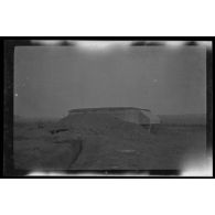 [10-1915. Gouy. Abris pour mitrailleuses en béton armé. Abri fini].