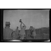 10-1915. Gouy. La pose des piquets. [légende d'origine]