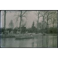 Sept-Saulx. Construction du pont de bateaux. 4-16. [légende d'origine]