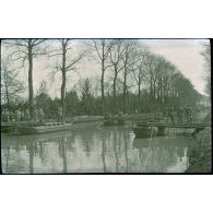 On amène la portière sur le pont. 4-16. [légende d'origine]