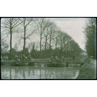 Pont de bateaux sur le canal entre Cormelois et Sept-Saulx. 4-16. [légende d'origine]