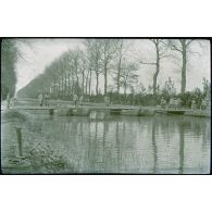 [Pont de bateaux sur le canal entre Cormelois et Sept-Saulx. 4-16].