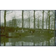 Canonnière sur le canal à Sept-Saulx. 4-16. [légende d'origine]