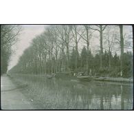 [Canonnière sur le canal à Sept-Saulx. 4-16].