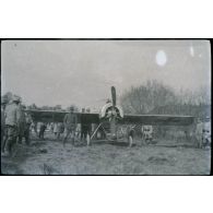 Fokker 196/16 descendu dans nos lignes à Cormelois. 10-4-16. [légende d'origine]