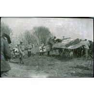 Officiers aviateurs l'examinant. [légende d'origine]
