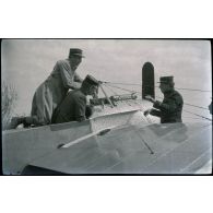 Officiers aviateurs déchargeant la mitrailleuse. [légende d'origine]