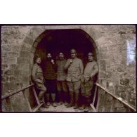 Souville. 3-16. La 21/1 prend le frais à la porte. Lieutenant Boyer, capitaine Vergnaud, lieutenant Gautier, lieutenant Velter (21), adjudant Valenson. [légende d'origine]