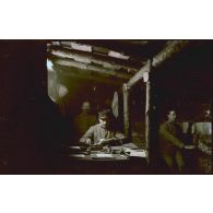 Bivouac 4. Le bureau. [légende d'origine]