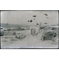 Tahure. Mai 1916. Le magasin de la Sarate. Le capitaine Vergnaud, le sous-lieutenant Boyer. [légende d'origine]