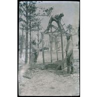 Camp A. Mai 1916. Construction d'un WC. [légende d'origine]