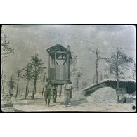 Camp A. Mai 1916. On transporte un WC terminé. A droite le PS de la 21/1. [légende d'origine]