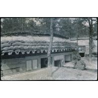 Adjudant Caillet devant son abri. [légende d'origine]