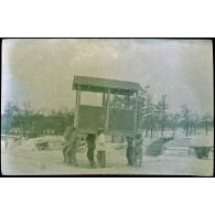 Juin 1916. Le transport des WC. [légende d'origine]