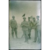 Cote 200. Lieutenant Charlot et son corbeau Constantin. [légende d'origine]