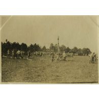 CG. Rouvroy-les-Merles. Construction de chevalets. 30 août 1916. [légende d'origine]