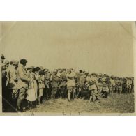 Quiry-le-Sec. Exercice de mitrailleuses. 30 août 1916.<br>1. Lieutenant-colonel Yger<br>2. Lieutenant Borie, 21e BCP<br>3. Lieutenant Massini, 21 I<br>4. Famille Curtis