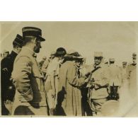 Lieutenant de la Vellière du 21e I. Le colonel Yger demande le fonctionnement du FM. [légende d'origine]