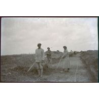 Deniécourt. La piste, les nègres du 144 RIT. [légende d'origine]