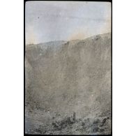 Fay. 8-1916. Le grand entonnoir, D = 58 m. Au fond, Teilleux. [légende d'origine]