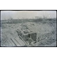 Fay. 9-1916. Construction de la salle à manger + sous-lieutenant Renard. [légende d'origine]
