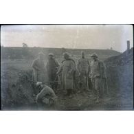 La Baraquette. 16-8-1916. Le jus au réveil. Lieutenant Gautier, capitaine Poussin, sous-lieutenant Velter, adjudant Dutrieux, sous-lieutenant Renard, Gaillard.