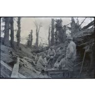 Fay. 9-1916. Bivouac du 2e peloton. Valencon. [légende d'origine]