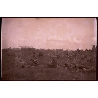 Harbonnières. 16-10-16. Le déjeuner. Renard, Dutrieux, Poussin, Gautier, Valencon. [légende d'origine]