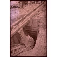 Le wagonnet franchit la courbe. [légende d'origine]