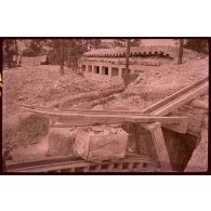 Le wagonnet soulève l'aiguillage modèle. [légende d'origine]