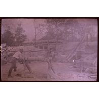 Le wagonnet a franchi l'aiguillage qui est retombé sur place. [légende d'origine]