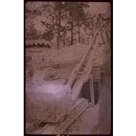 Le wagonnet prêt à être attelé au ? [légende d'origine]