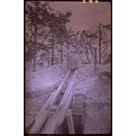 Le wagonnet monte le long de la voie supérieure. [légende d'origine]