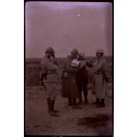 Voyage de Saint-Hilaire-au-Temple (Marne) à Mourmelon-le-Petit (Marne). Sous-lieutenant Renard, lieutenant Gautier, capitaine Poussin, sous-lieutenant du 143. [légende d'origine]