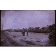 Voyage de Saint-Hilaire-au-Temple (Marne) à Mourmelon-le-Petit (Marne). Le train (avec une voiture à eau) est chargé. [légende d'origine]