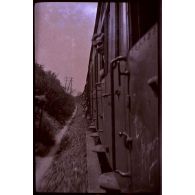 Voyage de Saint-Hilaire-au-Temple (Marne) à Mourmelon-le-Petit (Marne). Le train marche, à la portière le sergent Billet. [légende d'origine]