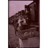 Voyage de Saint-Hilaire-au-Temple (Marne) à Mourmelon-le-Petit (Marne). Epernay, le garçon du buffet. Capitaine Poussin. [légende d'origine]