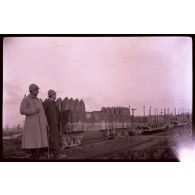 Lieutenant Valencon et lieutenant Majean - GIBCL - obus de 220. [légende d'origine]