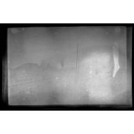 [Voie de chemin de fer menant à une usine]