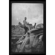 [Deux militaires sur un terrain dévasté].