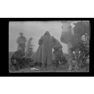 [Repas de militaires en bord de route].