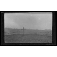 [Croix isolée dans un champ].