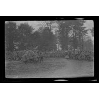 [Rassemblement de soldats dans une clairière].