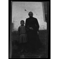 [Portrait de femme et enfant en pied].